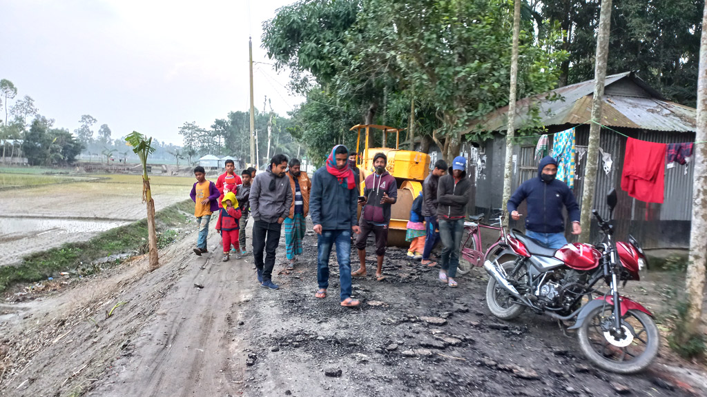 কাজ শেষ না হতেই উঠে যাচ্ছে সড়কের কার্পেটিং