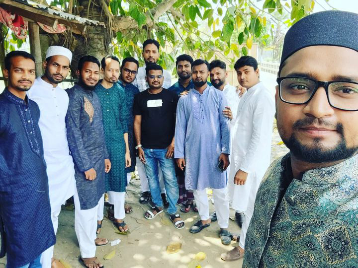 নিজ শহর খুলনায় বন্ধুদের সঙ্গে সেলফি তুলছেন আর্চার রোমান সানা। ছবি: ফেসবুক