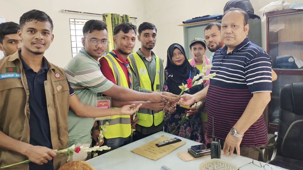 বরগুনা থানায় ফেরা পুলিশ সদস্যদের ফুল দিয়ে শুভেচ্ছা শিক্ষার্থীদের