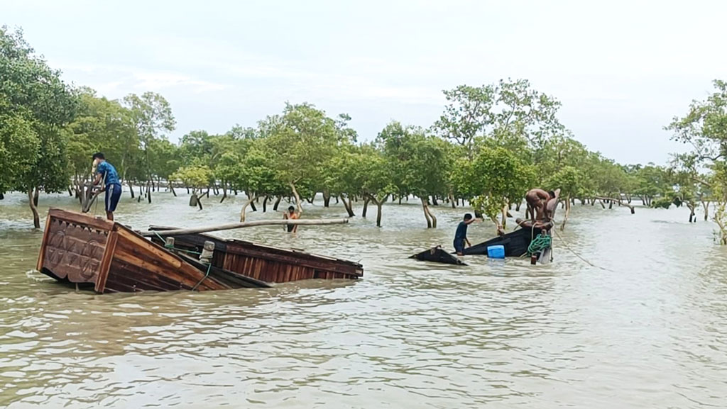 বঙ্গোপসাগরে ঝড়ে লবণবাহী নৌকাডুবি, উদ্ধার ৩৪