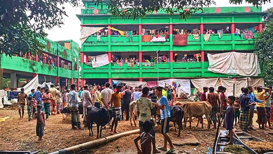 একবেলা খিচুড়ি খেয়ে দিন কাটছে তাপসদের