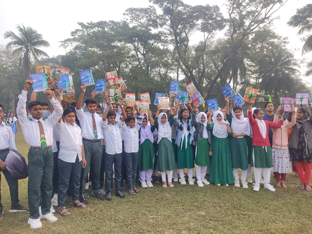 নতুন বই হাতে নিয়ে খুলনার শিক্ষার্থীরা। ছবি: এএইচএম শামিমুজ্জামান