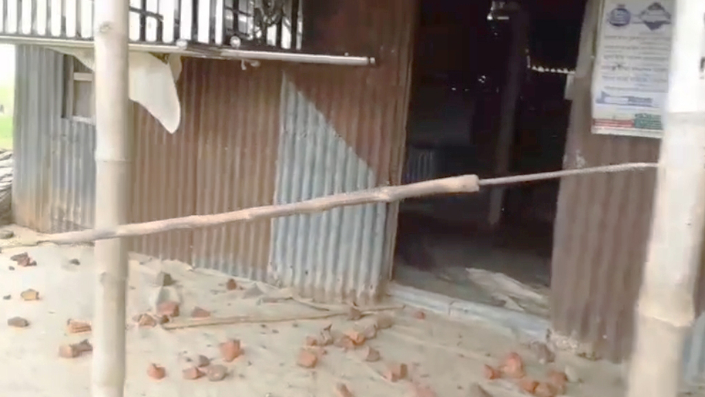 নেত্রকোনায় জমির বিরোধের জেরে দুই পক্ষের সংঘর্ষ, আহত ১০