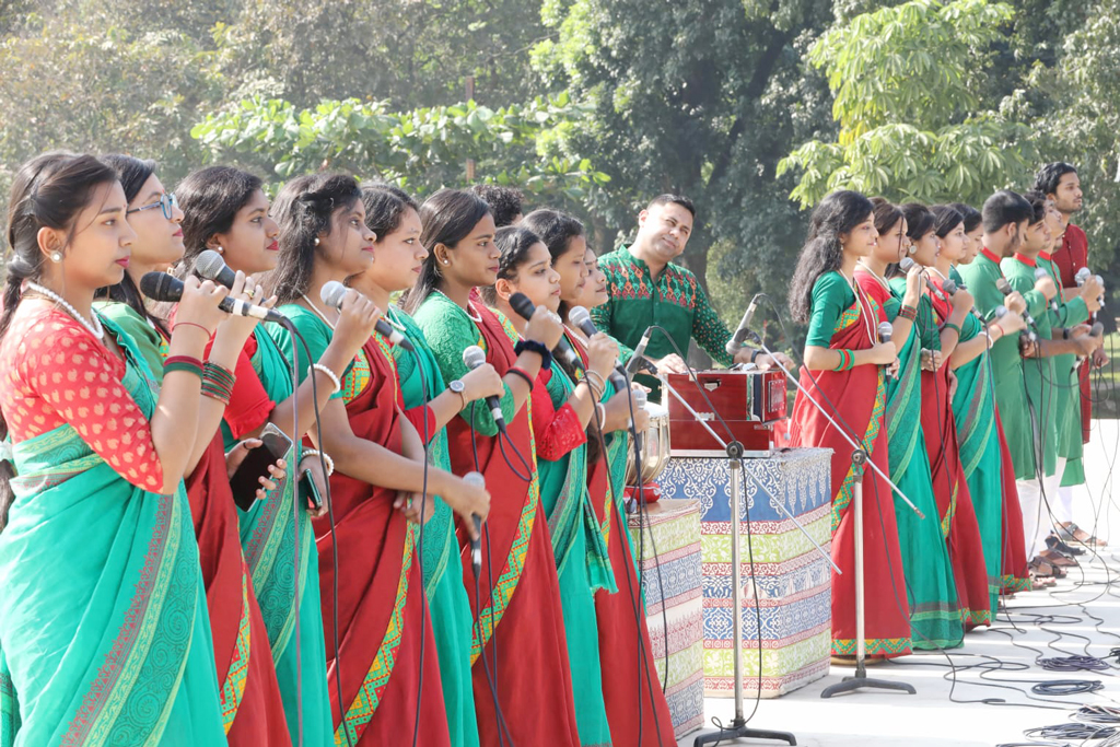 ঢাকা বিশ্ববিদ্যালয় সংগীত বিভাগের শিক্ষক-শিক্ষার্থীরা গান পরিবেশ করেন।