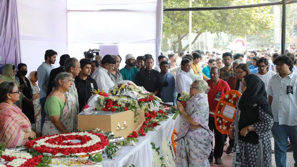 শহীদ মিনারে ডা. জাফরুল্লাহ চৌধুরীর প্রতি শ্রদ্ধা জানাচ্ছেন সর্বস্তরের মানুষ।