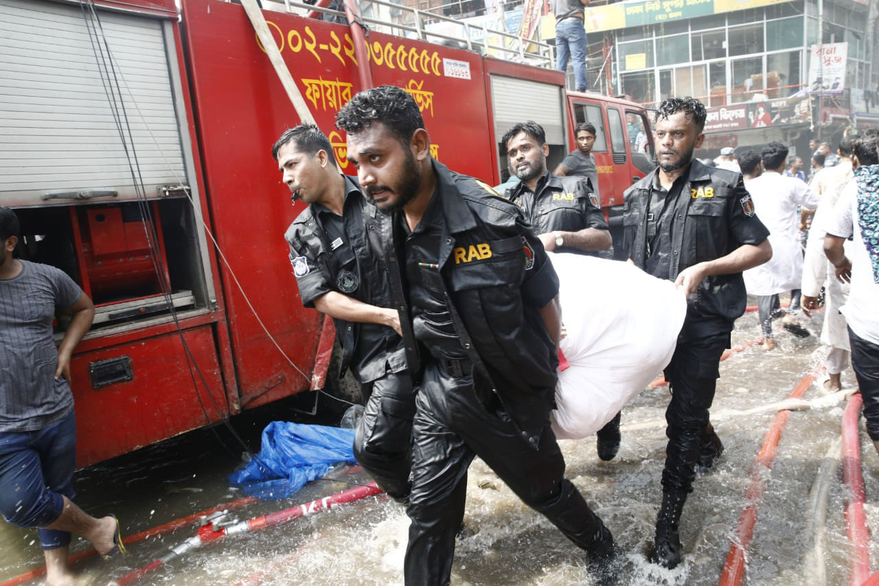 ব্যবসায়ীদের মালামাল নিরাপদ স্থানে সরিয়ে নিচ্ছেন র‍্যাব সদস্যরা