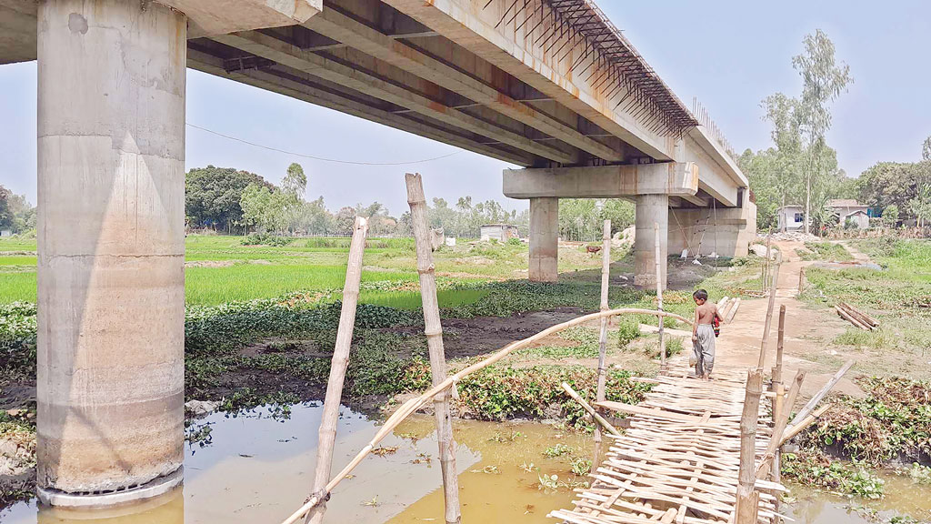 নির্মাণকাজ শেষের আগেই সেতুর পিলারে ফাটল