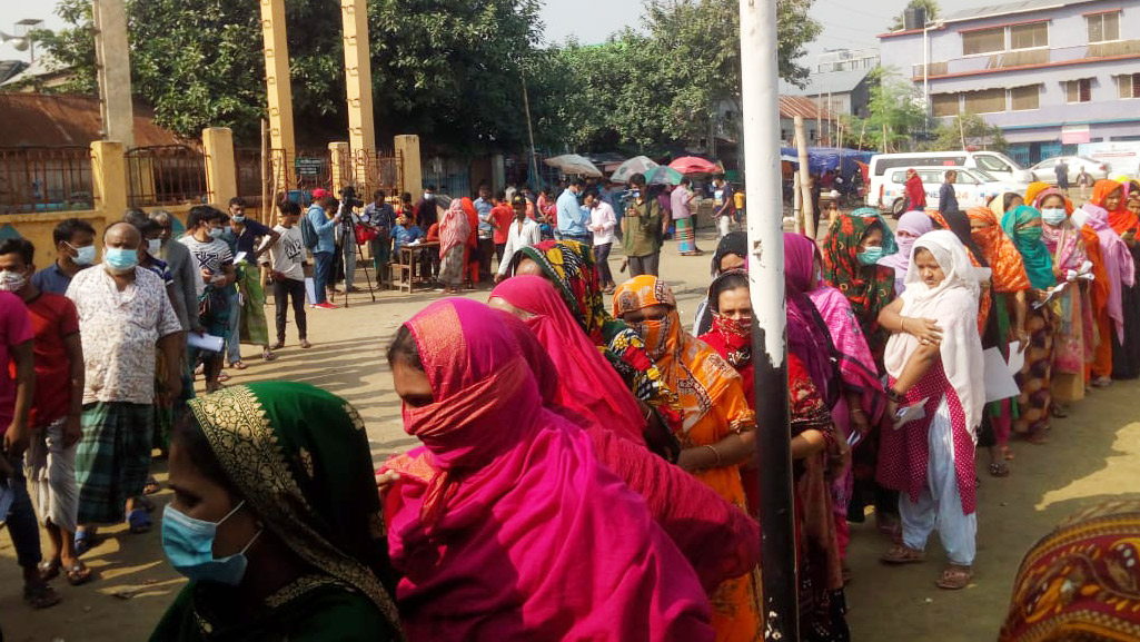 টিকা নিয়ে খুশি বস্তিবাসী