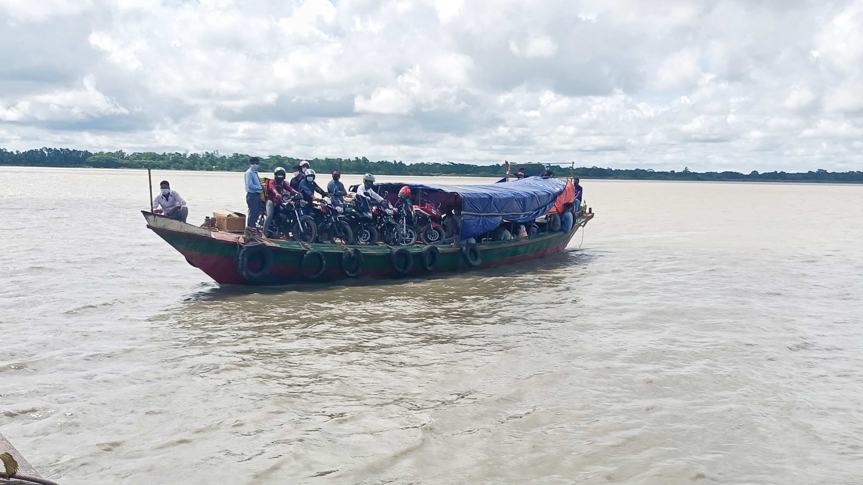 খেয়াঘাটে নৈরাজ্য, অতিরিক্ত ভাড়া নিয়ে ভোগান্তিতে যাত্রীরা