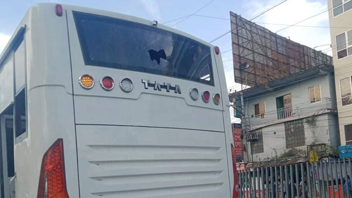 জ্যামে আটকা রাবি শিক্ষার্থীদের বাসে পাথর ছুড়ে পালিয়ে গেল দুর্বৃত্ত