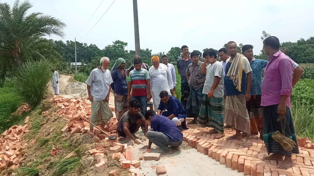 সড়কে নিম্নমানের ইট বন্ধ করা হলো কাজ