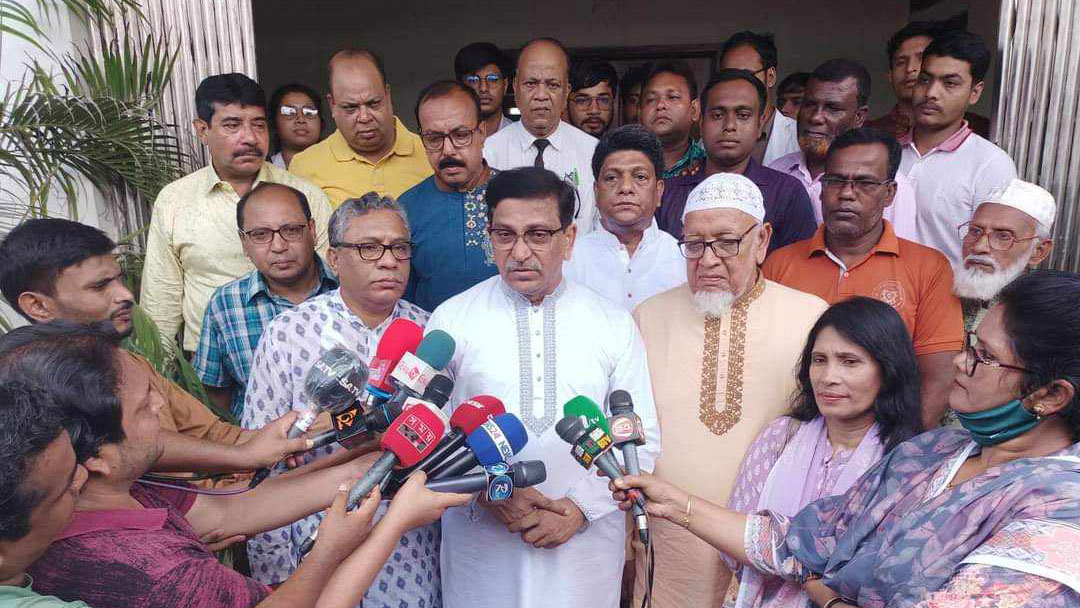 সরকার বহাল তবিয়তে আছে, থাকবে: হানিফ