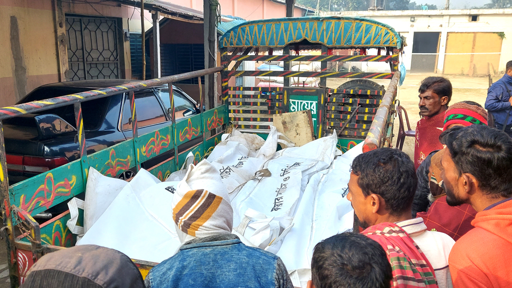 কুষ্টিয়ায় বালুভর্তি ট্রাকের চাপায় ৪ শ্রমিক নিহত