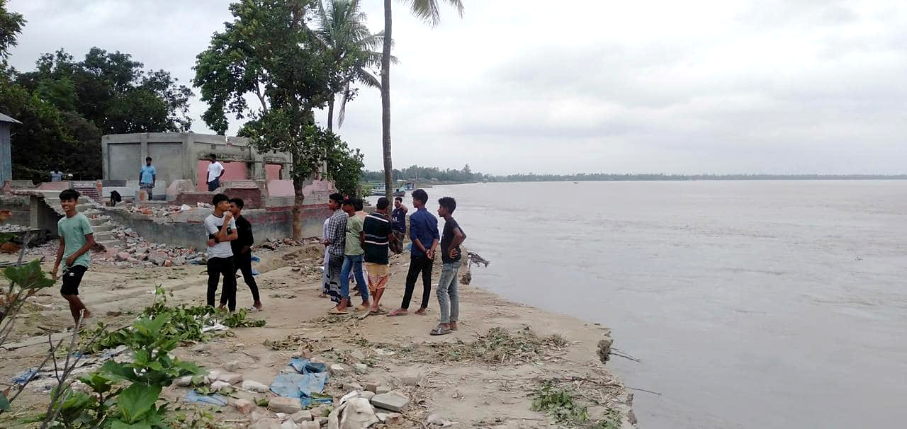 সিরাজগঞ্জে বাড়ছে যমুনার পানি, বিলীন হচ্ছে গ্রাম 