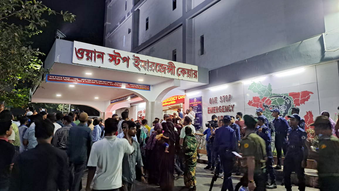 আহতদের চট্টগ্রাম মেডিকেল কলেজ (চমেক) হাসপাতালে পাঠানো হয়েছে।