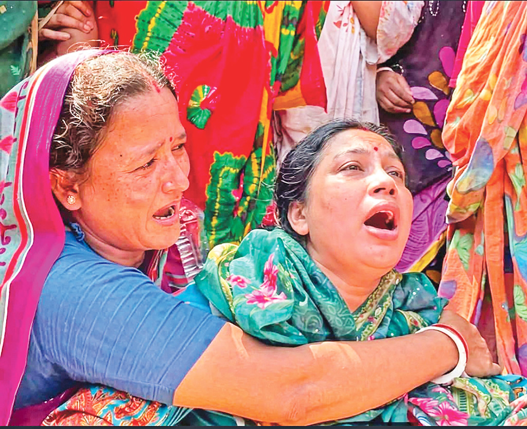 সেই ১০ শ্রমিকের স্বজনদের কান্না এখনো থামেনি