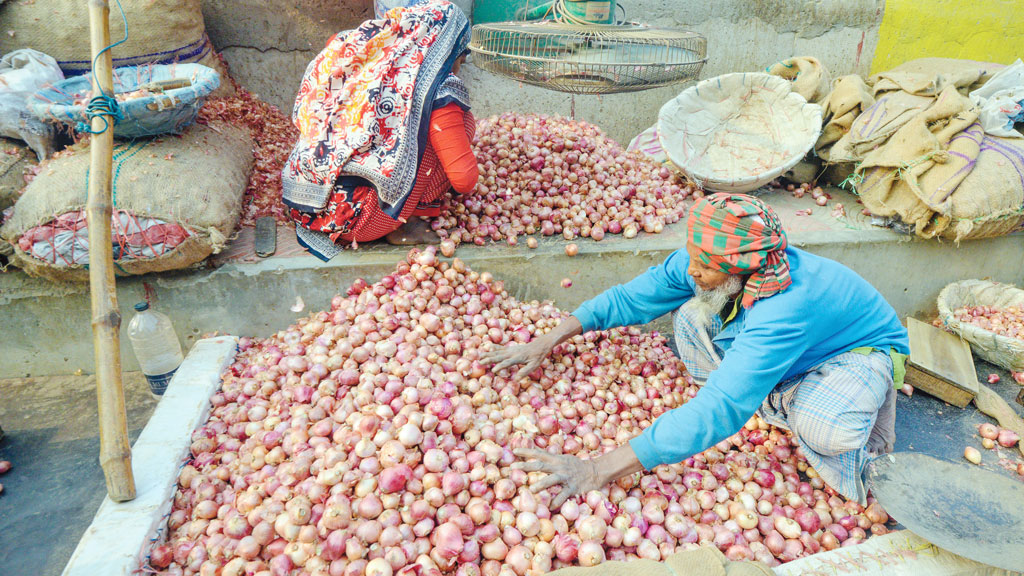 খুচরায় পেঁয়াজের দাম কমেছে কেজিতে ৫ টাকা