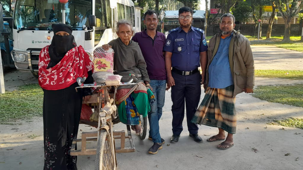 পুলিশের চেষ্টায় ৯ বছর পর পরিবারে ফিরলেন রাস্তায় পড়ে থাকা বৃদ্ধা