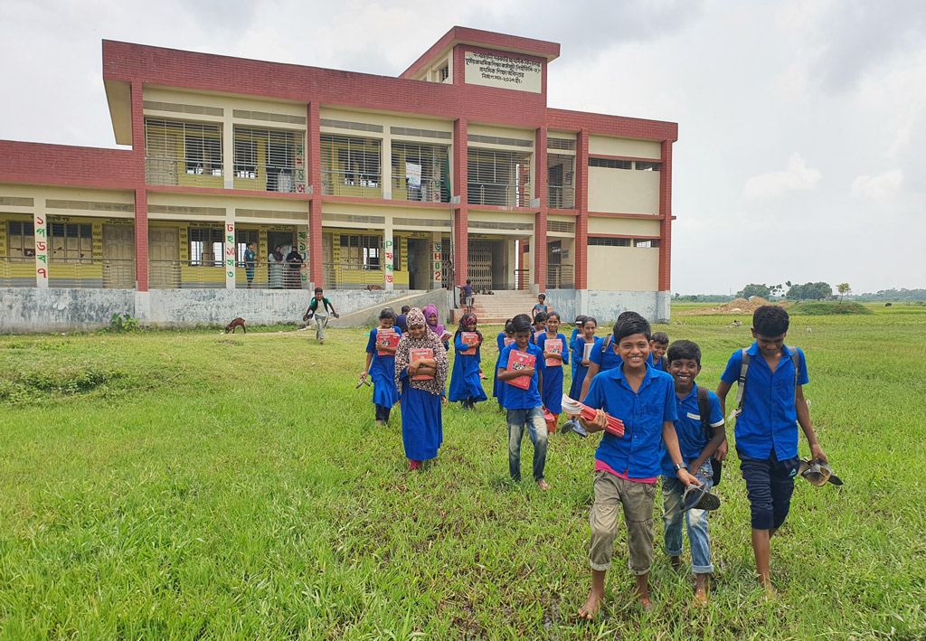 স্কুলে আসা-যাওয়ার পথে রাস্তা চায় শিক্ষার্থীরা 