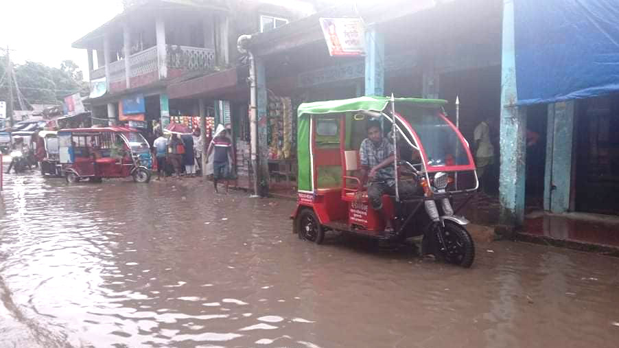 বৃষ্টি হলেই কাদায় মাখামাখি