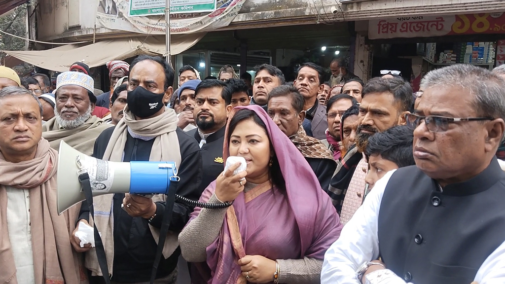 নৌকার নেতা-কর্মীদের ওপর হামলার প্রতিবাদে মমতাজের পথসভা