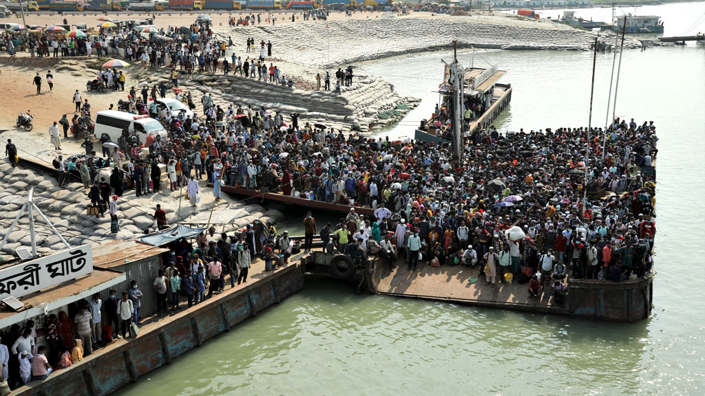 নাড়ির টান: 'নদী ছোট হইলে মানুষ সাঁতরাইয়া পার হইত!'