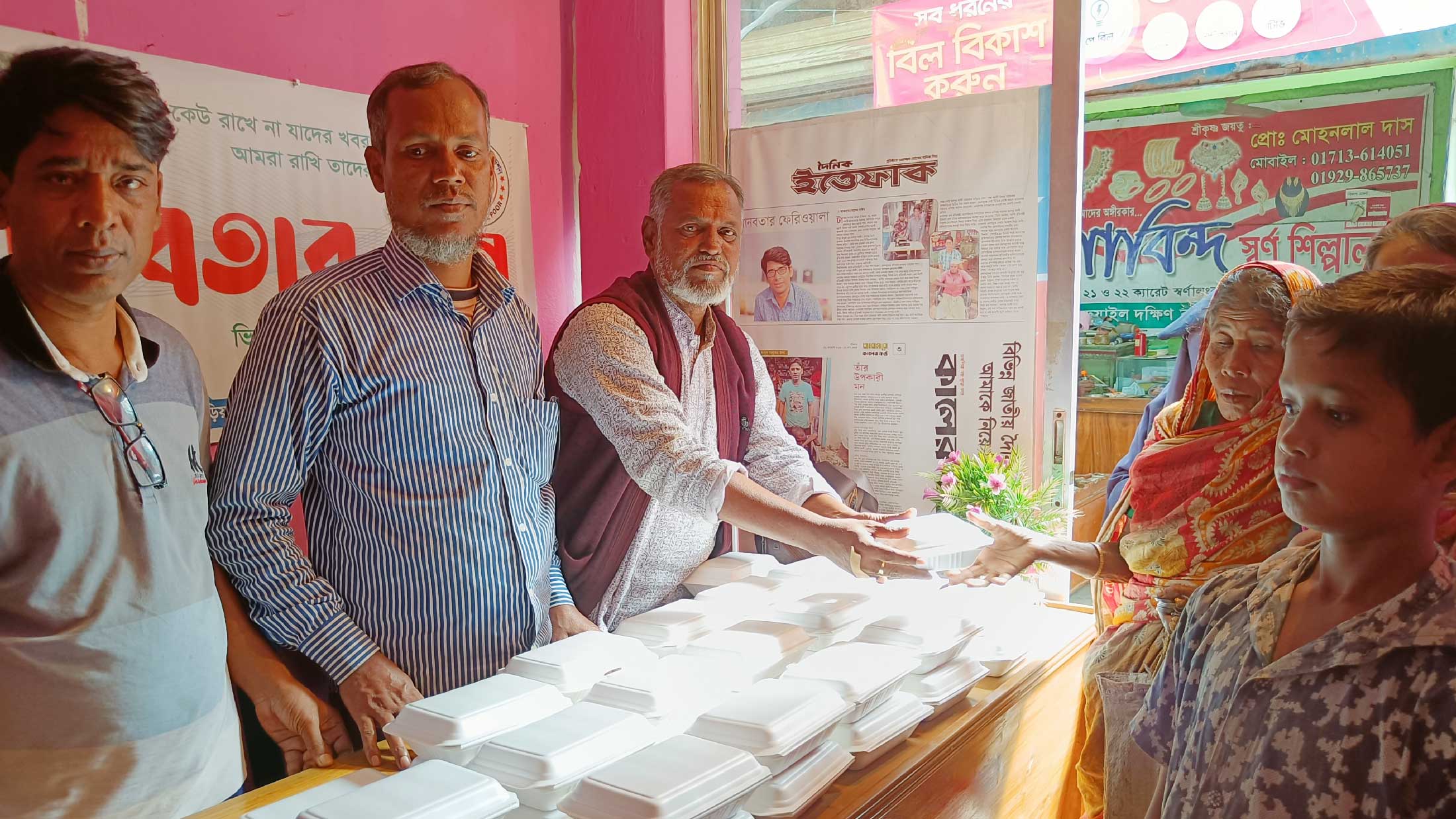 সরাইলে অসহায়দের মাঝে গরিবের বন্ধু সংগঠনের খাবার বিতরণ 