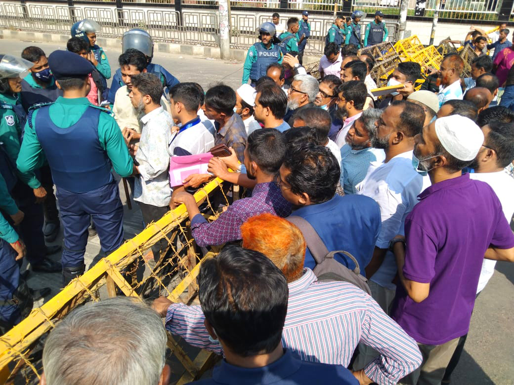 পল্টনের প্রধান সড়কে ব্যারিকেড দিয়ে আনসারসহ সাদা পোশাকে গোয়েন্দা পুলিশের নজরদারি বাড়ানো হয়েছে। ছবি: আলী হোসেন মিন্টু