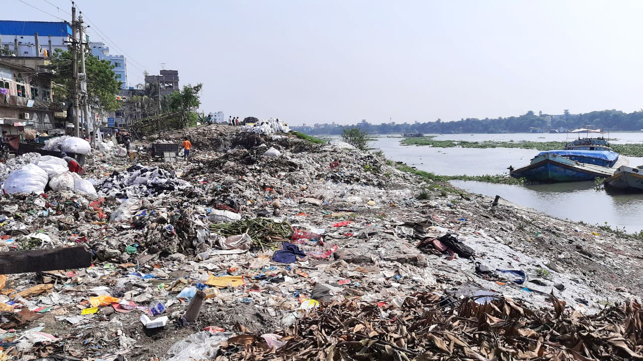 বাসা-বাড়ি থেকে টাকা আদায় করলেও বর্জ্য ফেলা হচ্ছে বুড়িগঙ্গায়