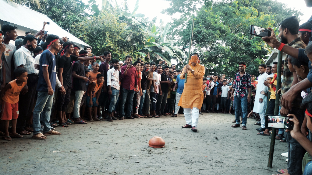 হাঁড়ি ভাঙা খেলা দেখতে উপচে পড়া ভিড়
