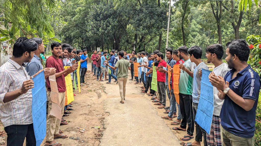 ১২ দফা দাবিতে এবার চবির সোহরাওয়ার্দী হলে ছাত্রলীগের তালা