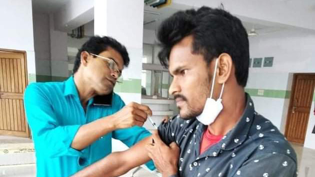 ফোনে কথা বলতে বলতে টিকা পুশ