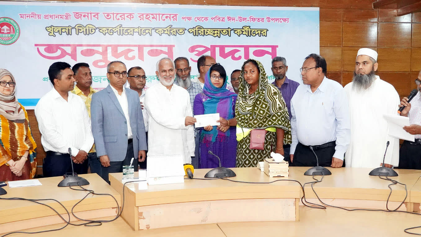 প্রধানমন্ত্রীর অনুদানের অর্থ পেলেন কেসিসির পরিচ্ছন্নতাকর্মীরা