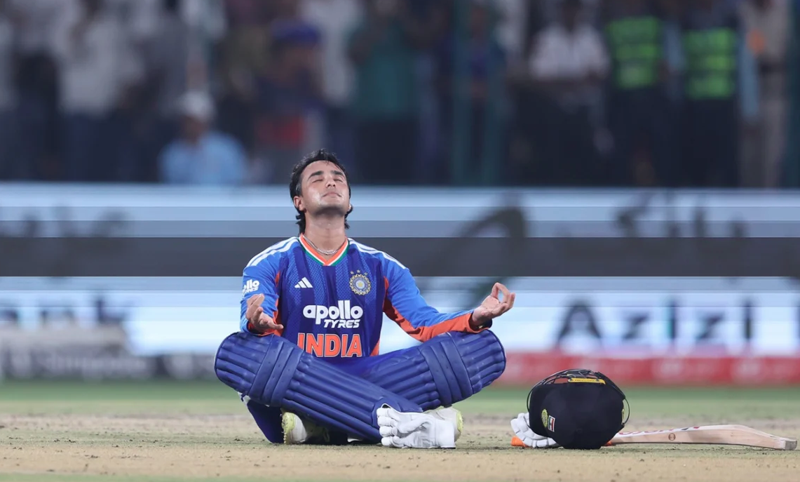 আফগানদের তুলোধোনা করে অভিষেকের রেকর্ড সেঞ্চুরি