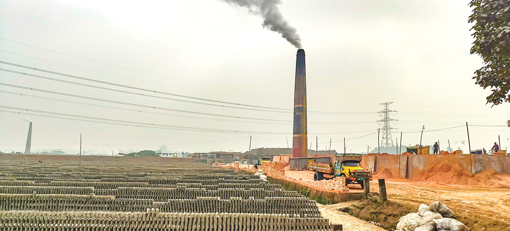 ‘ডিগ্রেডেড এয়ারশেড’ সাভারে এখনো পোড়ানো হচ্ছে ইট