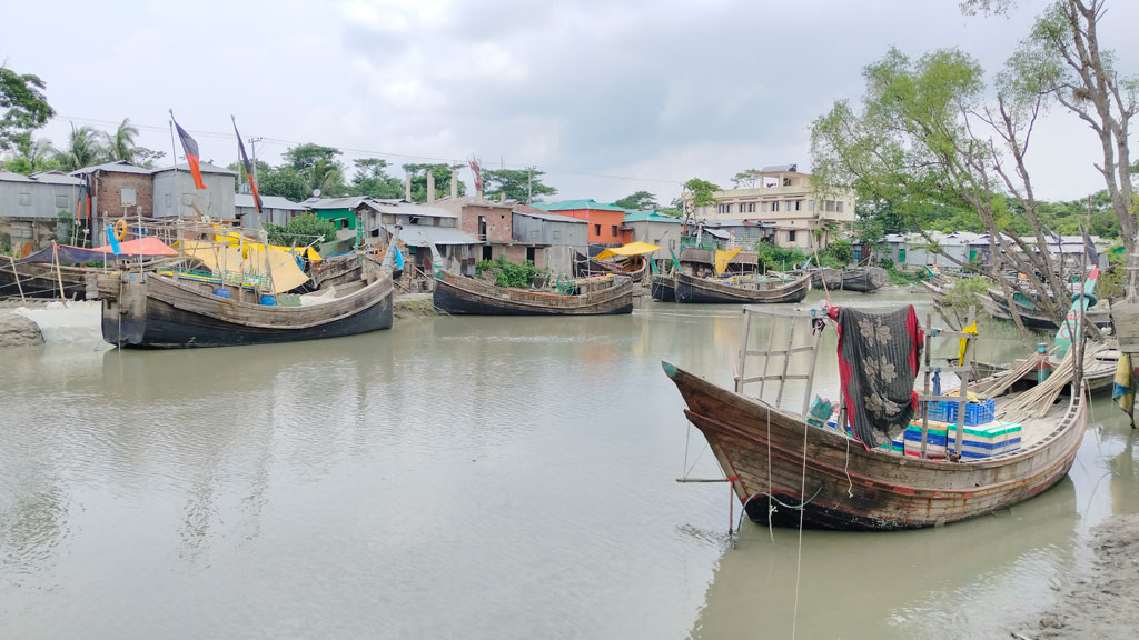 রাত ১২টা থেকে সমুদ্রে মাছ শিকার বন্ধ, তীরে ফিরছে জেলেরা