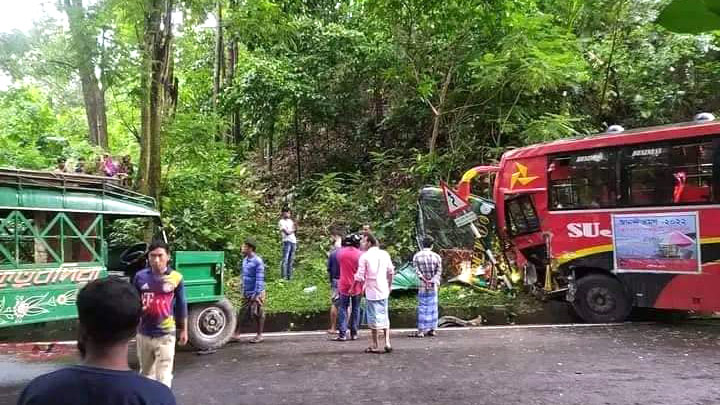 রাঙ্গুনিয়ায় বাস ও চাঁদের গাড়ির মুখোমুখি সংঘর্ষে নিহত ১, আহত ১৫ 