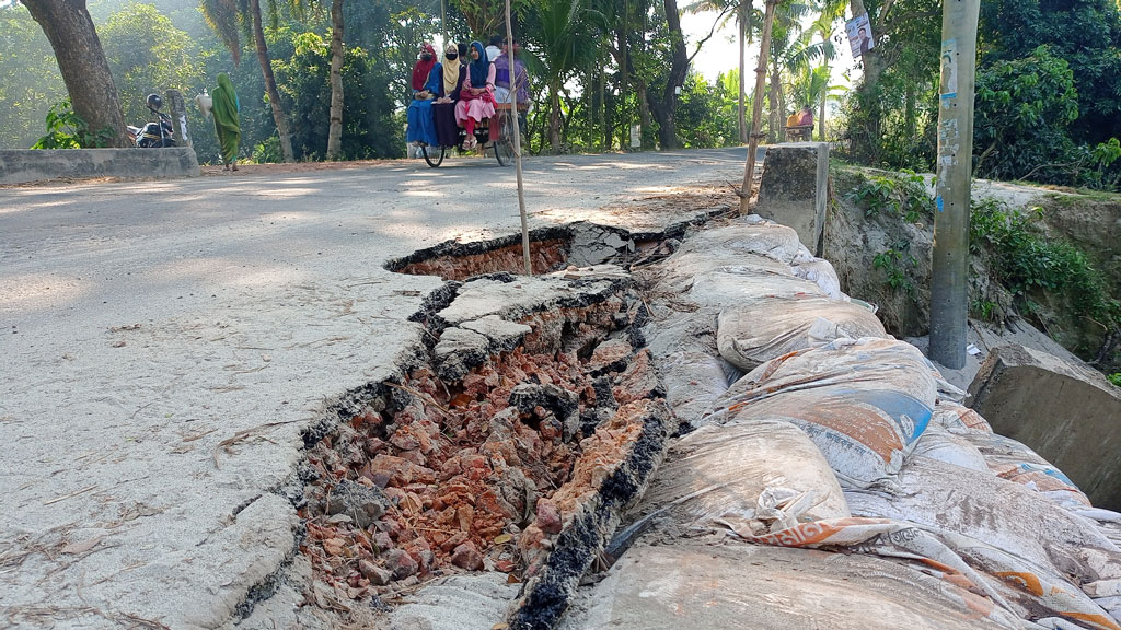 বাগাতিপাড়ায় প্রধান সড়কে ধস, চলাচলে ঝুঁকি