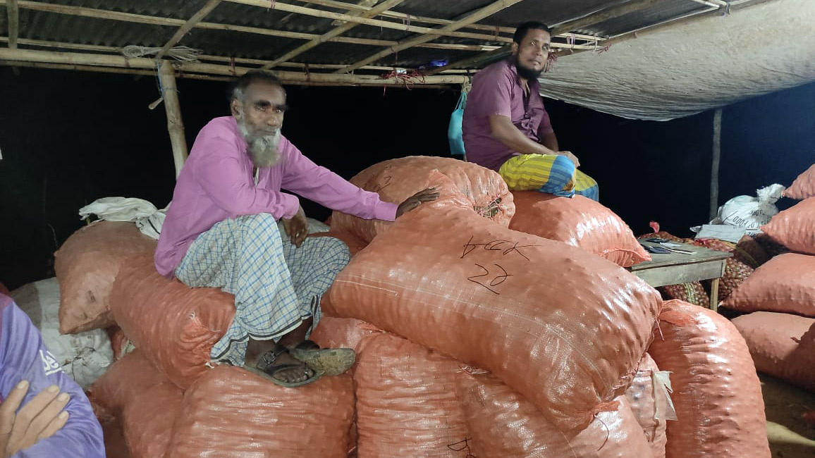 মুখিকচু চাষে ক্ষতিতে কৃষক