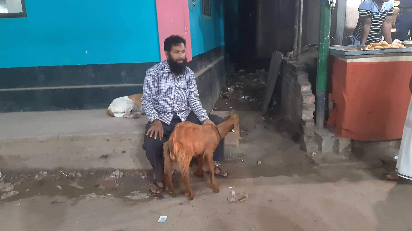 ছাগলের পা ভেঙে দিয়েছে প্রতিপক্ষ, বিচার চাইতে থানায় মালিক