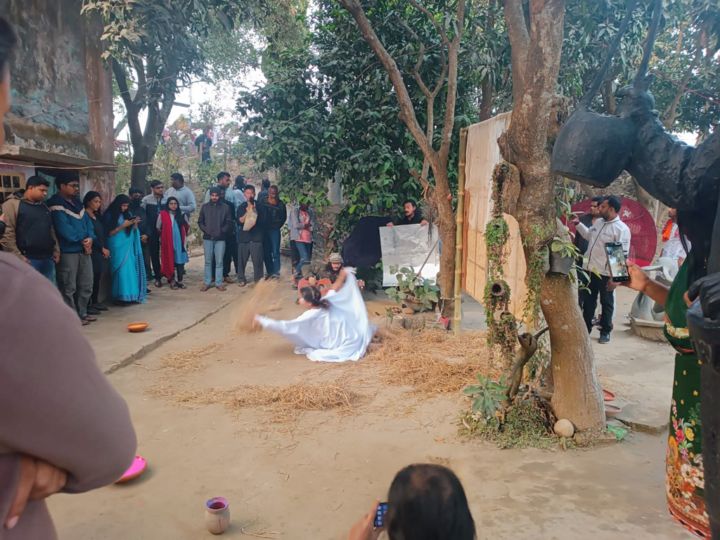 ক্যাম্পে অংশ নেওয়া শিল্পীরা প্রধানত সাইট-স্পেসিফিক ও কনসেপচুয়াল আর্টওয়ার্ক এবং পারফরম্যান্স আর্ট নিয়ে কাজ করেন।