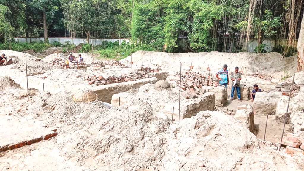 পুকুর ভরাট করে কর্মকর্তার জন্য ডুপ্লেক্স বানাচ্ছে সওজ