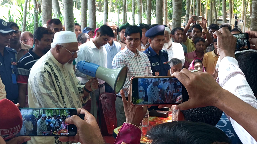 মন্দিরে আগুন: পিটিয়ে মারা দুই ভাইয়ের পরিবারকে ২ লাখ টাকা দিলেন প্রধানমন্ত্রী