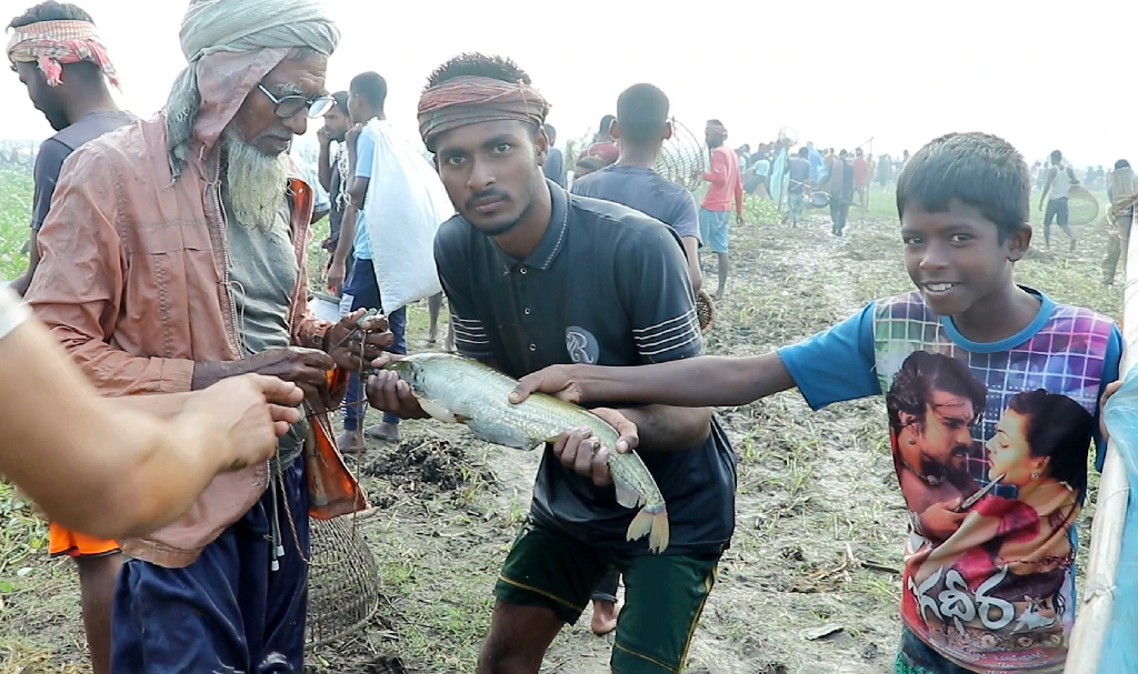 ছোট বড় যাই হোক মাছ পেলেই খুশিতে আত্মহারা শিকারিরা