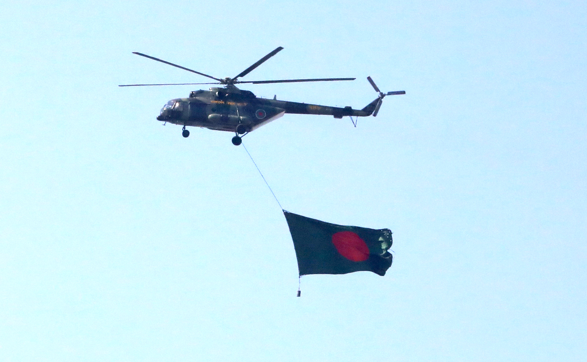 বিজয় দিবসের সুবর্ণজয়ন্তী উপলক্ষে সম্মিলিত সশস্ত্রবাহিনীর দর্শনীয় ফ্লাইপাষ্ট এবং এ্যারোবেটিক ডিসপ্লে অনুষ্ঠিত হয়। পাটুয়াটুলী, ঢাকা, ১৬ ডিসেম্বর, ২০২১। ছবি: ইন্দ্রজিৎ কুমার ঘোষ