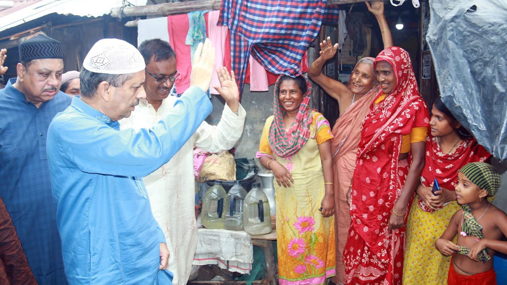 বঙ্গবন্ধু কলোনিতে আগুন, ক্ষতিগ্রস্তদের পাশে মেয়র প্রার্থীরা