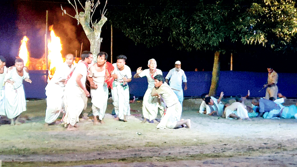 বধ্যভূমিতে মঞ্চস্থ গণহত্যার নাটক