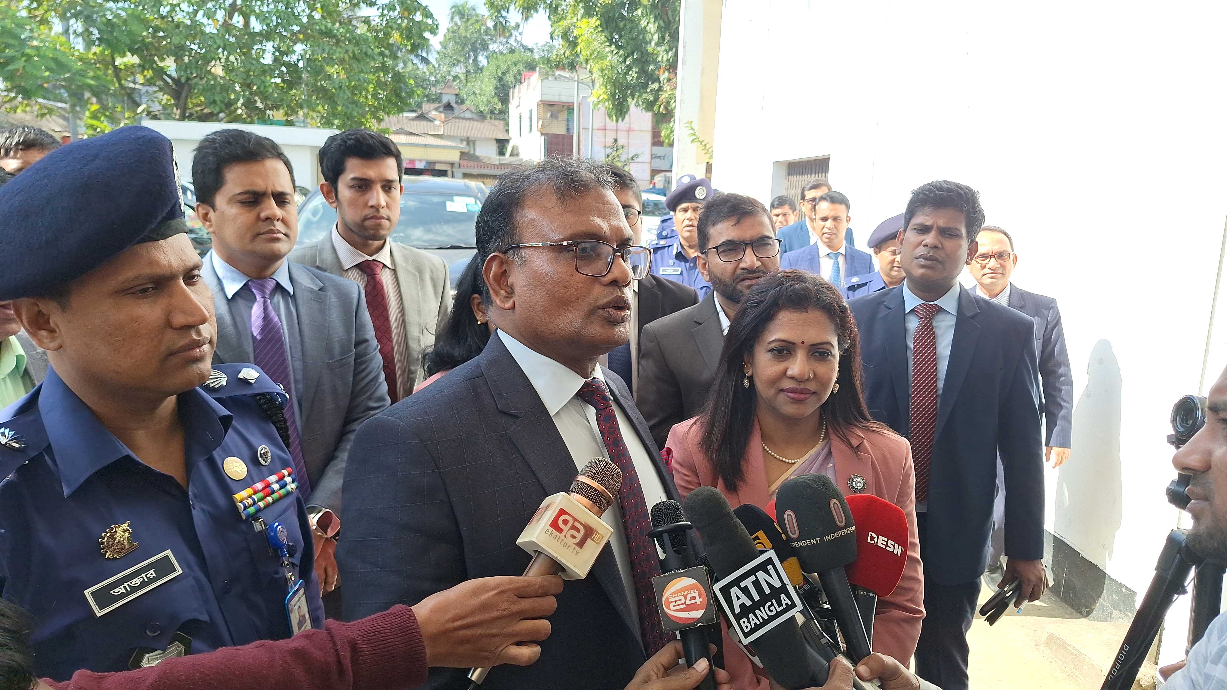 আশা করছি, নির্বাচন প্রতিদ্বন্দ্বিতামূলক হবে: ইসি আনিছুর রহমান