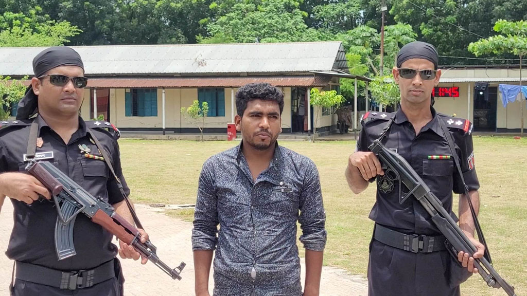 সাভারে স্ত্রীকে হত্যা করে সন্তান নিয়ে পালানো ফারুক গ্রেপ্তার