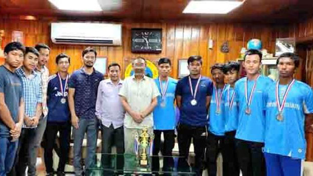ক্যশৈহ্লার সঙ্গে  খেলোয়াড়দের সাক্ষাৎ